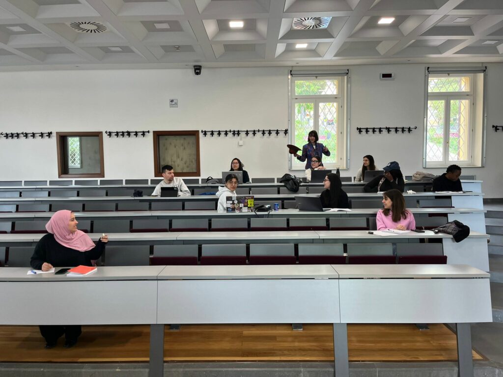 Марија Гиревска со студентите од последипломските студии на Универзитетот за странци во Перуџа, 2026 (лична архива)